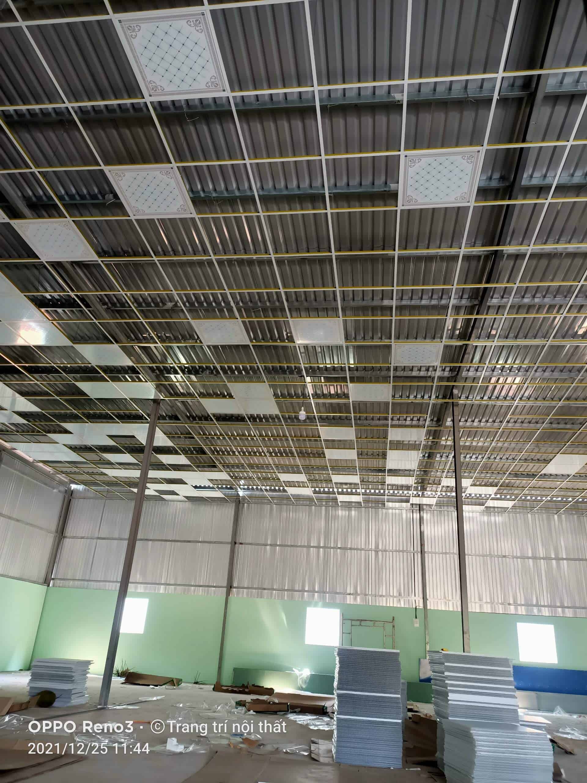 Mẫu trần thạch cao thả tại cửa hàng