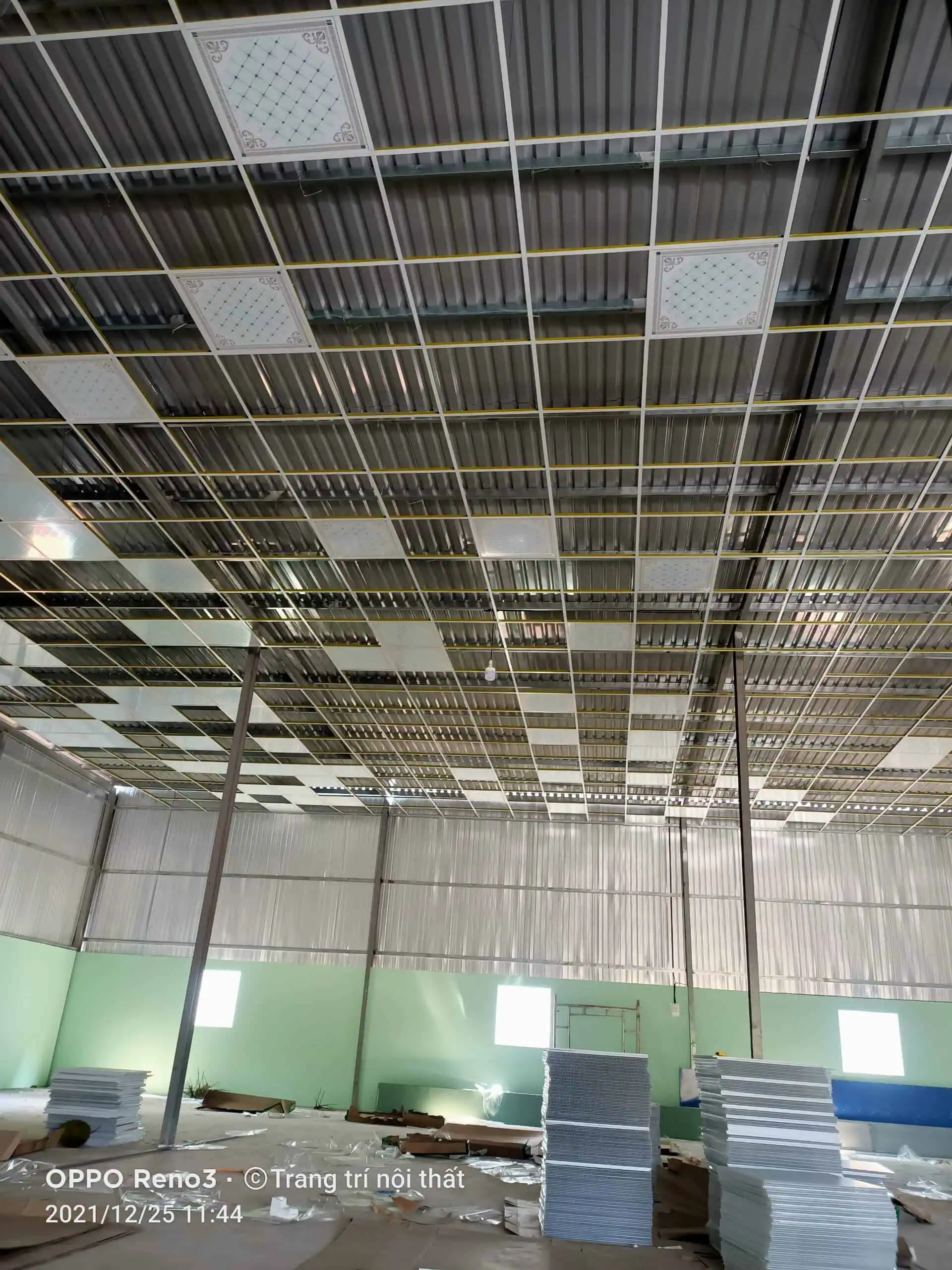 Mẫu trần thạch cao thả tại cửa hàng