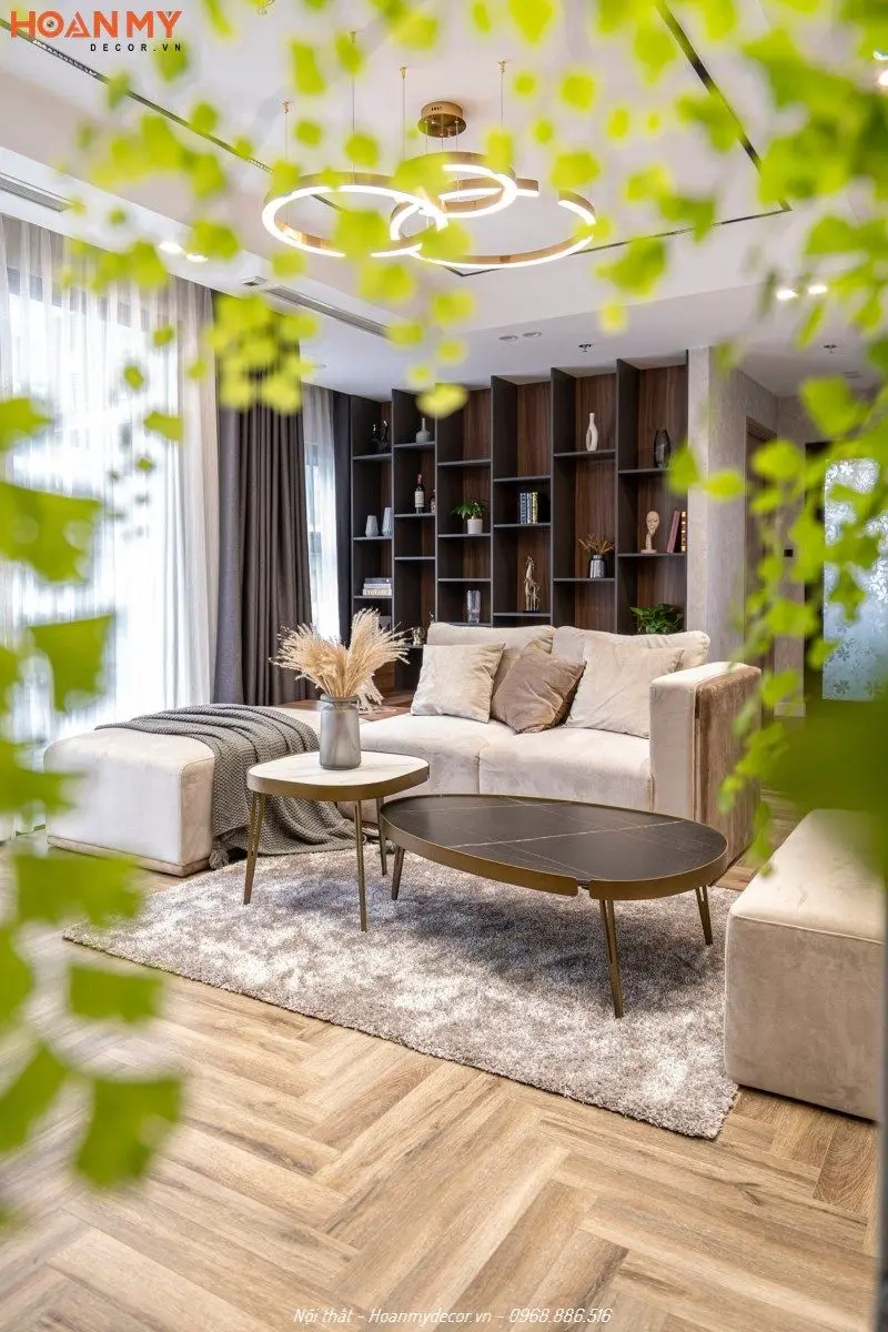 Không gian phòng khách ấm cúng với decor gỗ