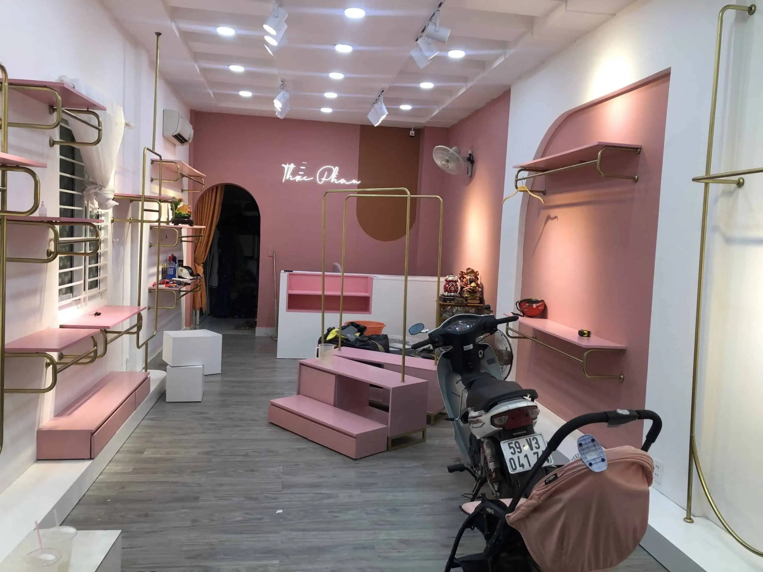 Thi công nội thất shop thời trang