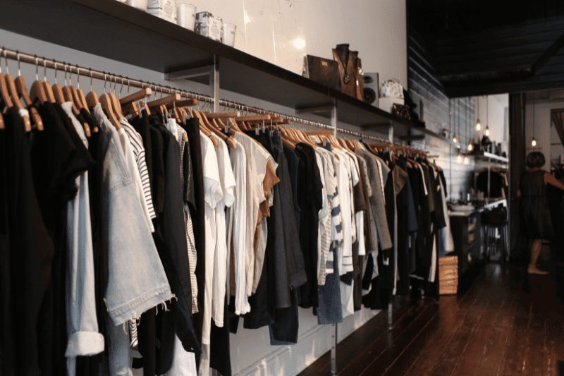 Thiết kế shop quần áo với tông màu màu đơn giản