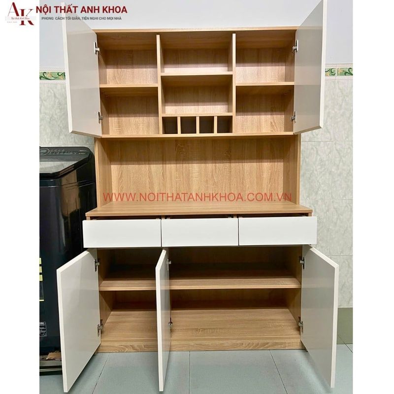 Tủ lưu trữ vân gỗ có mặt đặt đồ màu trắng và nhiều ô chia